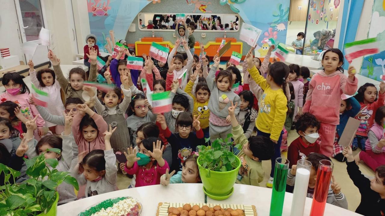 جشن تولد ۴۴ سالگی انقلاب اسلامی ایران در خانه کودک مشکوه🤩